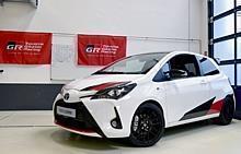 Der sportliche Yaris in der Toyota Garage nahe des Nürburgrings.